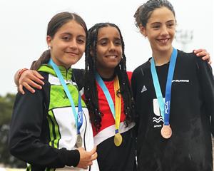 Elna Solà amb la medalla de plata. Eix