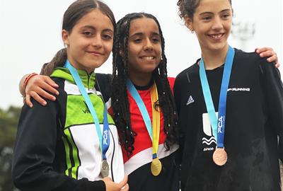 Elna Solà amb la medalla de plata. Eix
