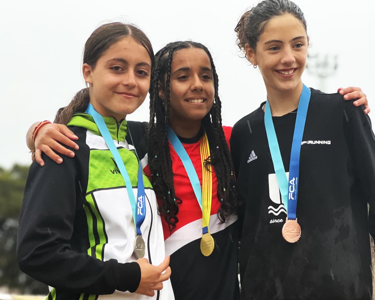 Elna Solà amb la medalla de plata. Eix