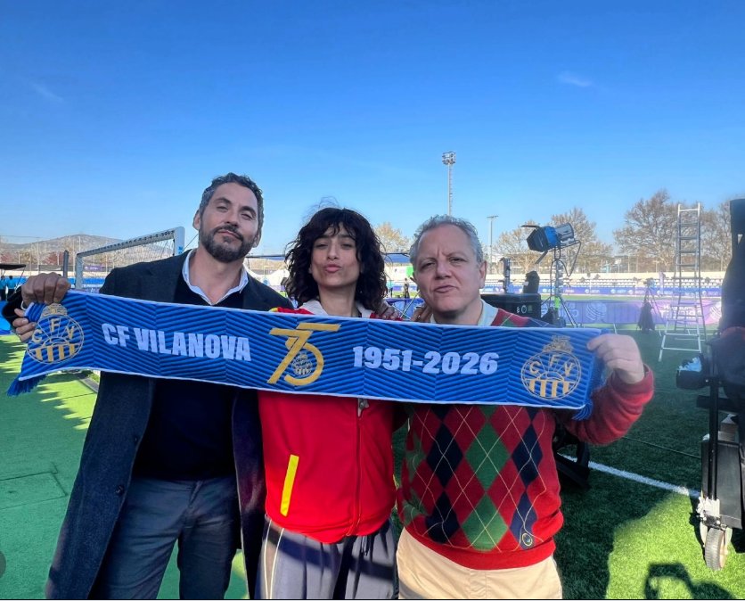 Els actors Paco León, Carolina Yuste i Òscar de la Fuente amb la bufanda del CF Vilanova durant el rodatge. CF Vilanova