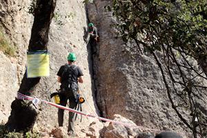 Els Agents Rurals desmunten cinc vies d'escalada a Montserrat després de l'accident mortal . ACN