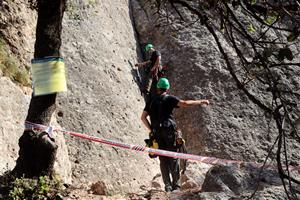 Els Agents Rurals desmunten cinc vies d'escalada a Montserrat després de l'accident mortal 