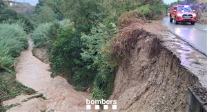 Els Bombers han intervingut per un vehicle afectat per l’aigua a la BV-2411 i pel despreniment d’una paret d’un torrent al camí del Molí de la Font. B