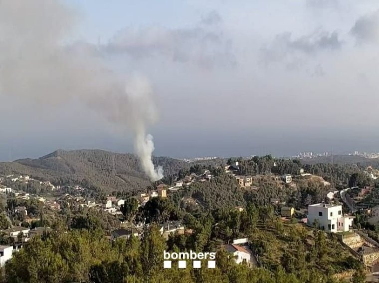 Els Bombers treballen en un incendi de vegetació en zona urbana a Cubelles. ACN