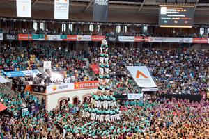 Els Castellers de Vilafranca es disparen al capdavant del Concurs de Castells en descarregar el 4d10fm en segona ronda. ACN