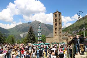 Els castellers de Vilafranca uneixen tradició i patrimoni en una actuació insòlita al conjunt romànic de la Vall de Boí. ACN