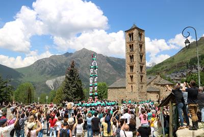 Els castellers de Vilafranca uneixen tradició i patrimoni en una actuació insòlita al conjunt romànic de la Vall de Boí. ACN