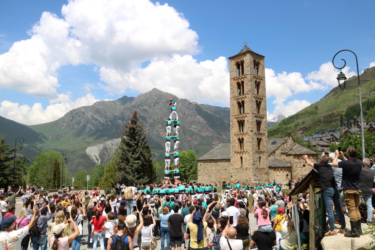 Els castellers de Vilafranca uneixen tradició i patrimoni en una actuació insòlita al conjunt romànic de la Vall de Boí. ACN