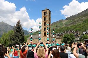 Els castellers de Vilafranca uneixen tradició i patrimoni en una actuació insòlita al conjunt romànic de la Vall de Boí