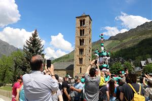 Els castellers de Vilafranca uneixen tradició i patrimoni en una actuació insòlita al conjunt romànic de la Vall de Boí