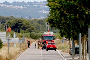 Els cossos d'emergències intervenen en l'accident que ha tingut lloc a la piscina de la Bisbal del Penedès. ACN