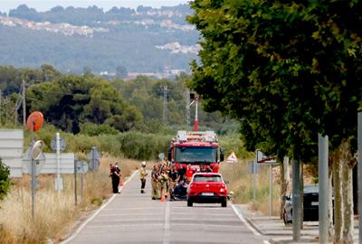 Els cossos d'emergències intervenen en l'accident que ha tingut lloc a la piscina de la Bisbal del Penedès. ACN