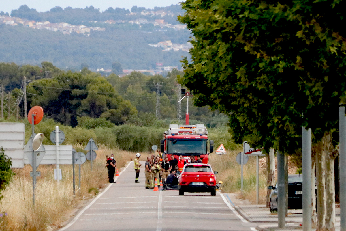 Els cossos d'emergències intervenen en l'accident que ha tingut lloc a la piscina de la Bisbal del Penedès. ACN