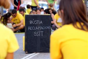 Els docents han escrit les seves reclamacions i les han depositat en una bústia. ACN / Nia Escolà