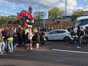 Els docents tallen la B-23 a Sant Joan Despí. ACN