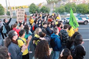 Els docents tallen l’AP-7, la C-32 i alguns accessos a Barcelona