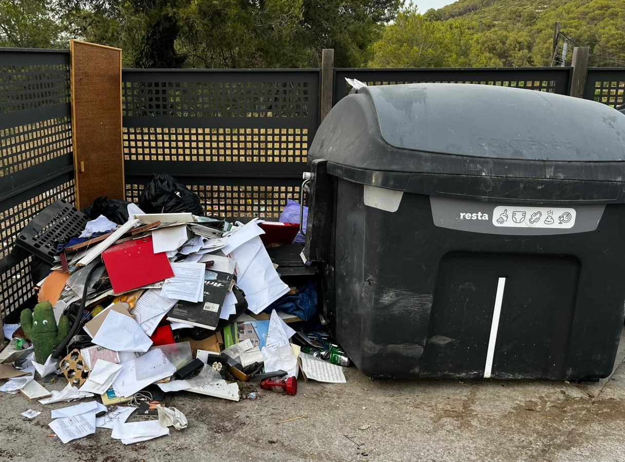 Els Guàrdies Municipals de Canyelles denuncien un abocament il·legal de residus i inicien un expedient sancionador. Ajuntament de Canyelles
