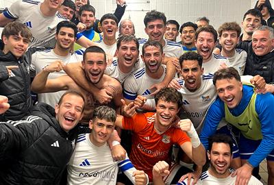 Els jugadors celebrant la victòria a Viladecans. Toni Muñoz