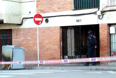 Els Mossos custodien l'accés al bloc afectat pel foc. ACN / Nia Escolà
