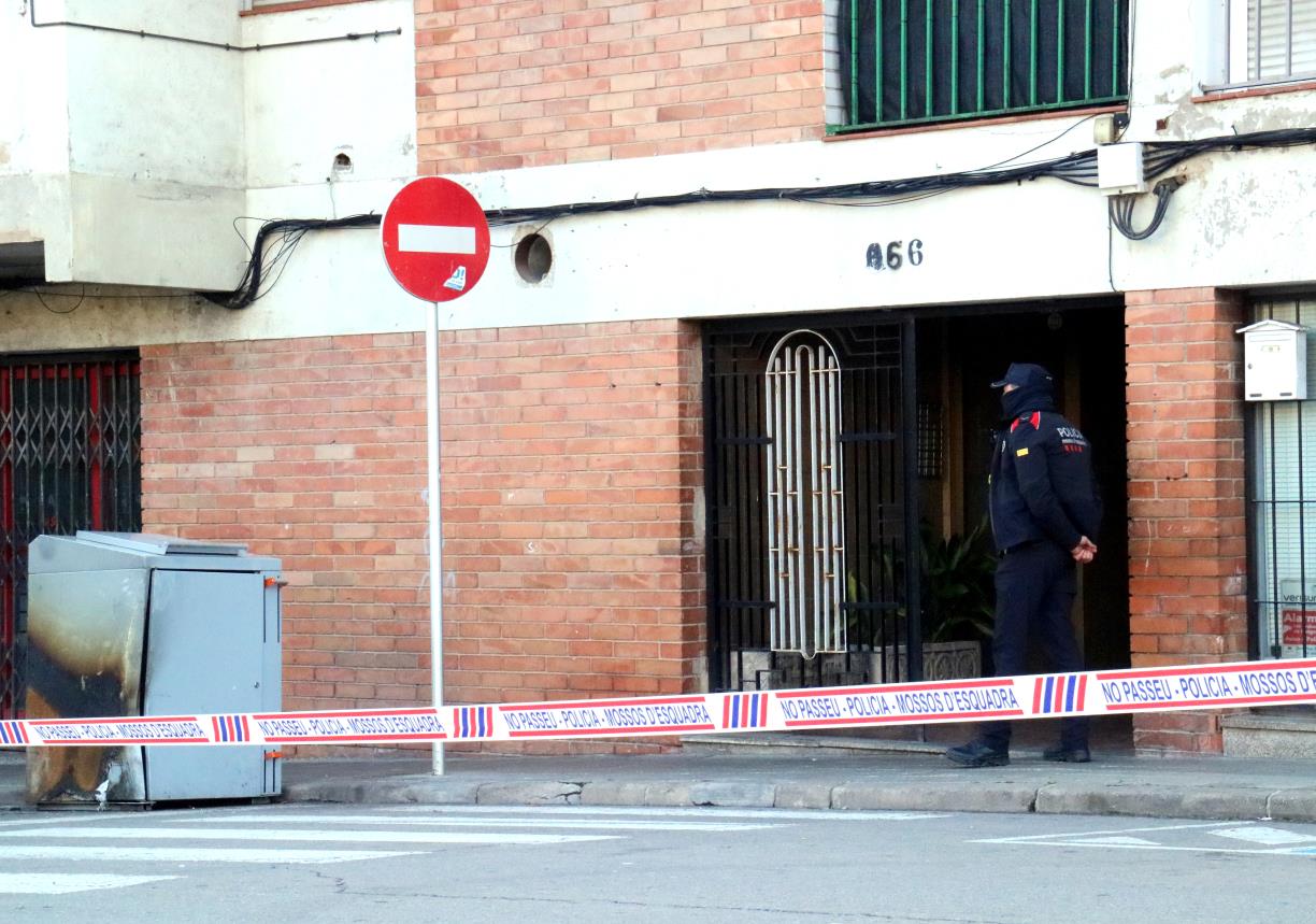 Els Mossos custodien l'accés al bloc afectat pel foc. ACN / Nia Escolà
