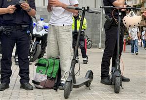 Els Mossos d'Esquadra identifiquen conductors de patinets . ACN / Jordi Pujolar