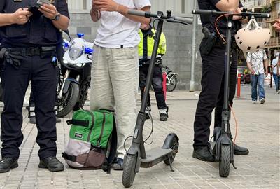 Els Mossos d'Esquadra identifiquen conductors de patinets . ACN / Jordi Pujolar