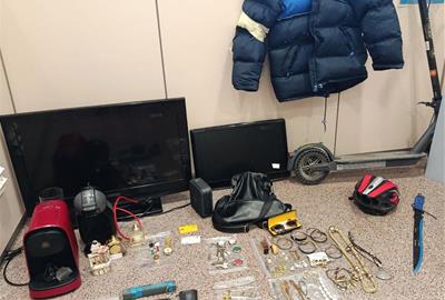 Els Mossos detenen un home al Baix Penedès per una onada de robatoris amb força a Bellvei. Mossos d'Esquadra