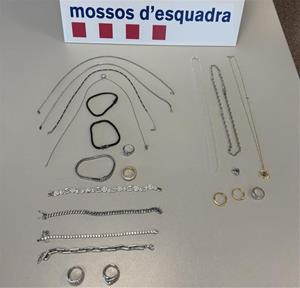 Els Mossos detenen un home per estafar cinc comerços de Sitges amb falses transferències bancàries. Mossos d'Esquadra