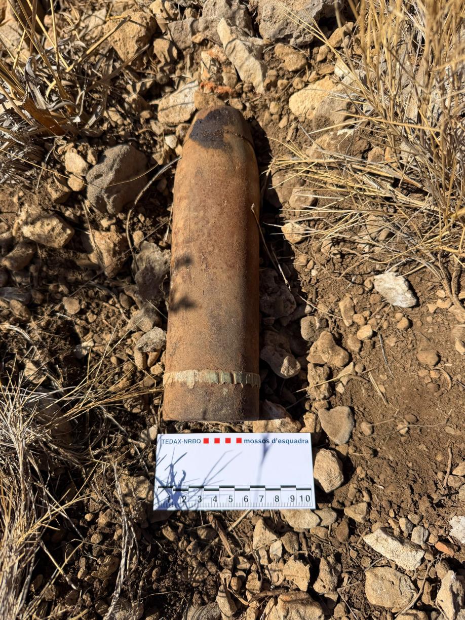 Els Mossos localitzen un projectil d’artilleria de la Guerra Civil amb càrrega explosiva al massís del Garraf. Mossos d'Esquadra