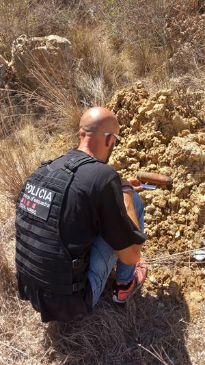 Els Mossos localitzen un projectil d’artilleria de la Guerra Civil amb càrrega explosiva al massís del Garraf