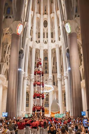 Els Nens del Vendrell aixequen un quatre de vuit a la Sagrada Família per homenatjar Gaudí. Nens del Vendrell