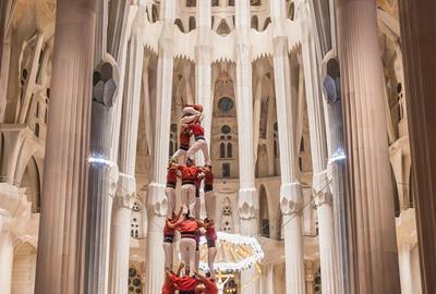 Els Nens del Vendrell aixequen un quatre de vuit a la Sagrada Família per homenatjar Gaudí. Nens del Vendrell