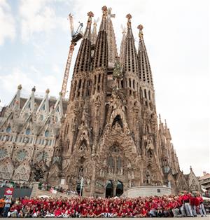 Els Nens del Vendrell aixequen un quatre de vuit a la Sagrada Família per homenatjar Gaudí