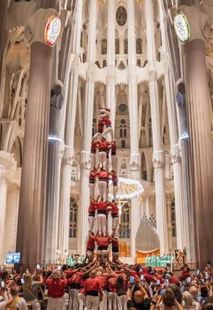 Els Nens del Vendrell aixequen un quatre de vuit a la Sagrada Família per homenatjar Gaudí. Nens del Vendrell