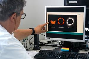 Els oftalmòlegs recomanen portar les ulleres homologades durant tot l'eclipsi per evitar lesions oculars. ACN