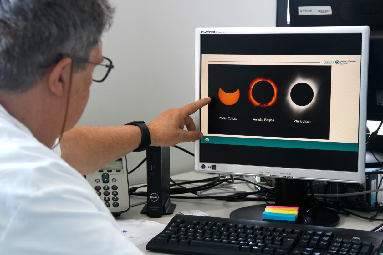 Els oftalmòlegs recomanen portar les ulleres homologades durant tot l'eclipsi per evitar lesions oculars. ACN