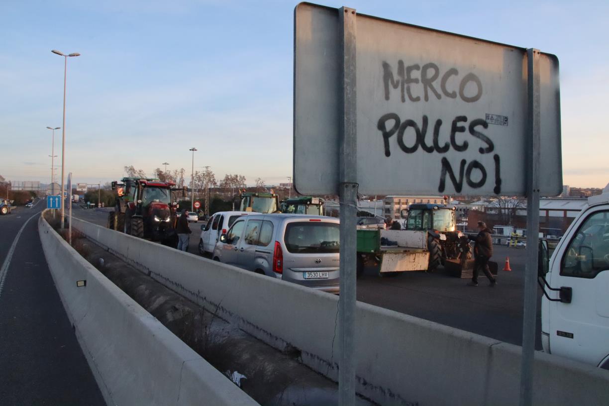 Els pagesos que tallen l'accés al port de Tarragona rebutgen l'acord comercial entre la UE i Mercosur. ACN / Eloi Tost