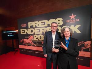 Els pares de la Laura Farré Rozada recullen en el seu nom el premi Enderrock