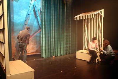 Els Pirates Teatre adapten una comèdia clàssica de Carlo Goldoni sobre la necessitat de marxar de vacances. ACN