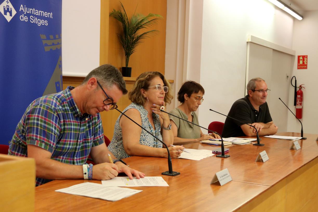 Els quatre socis de govern de la legislatura 2023-27 a Sitges, David Martínez, Aurora Carbonell, Carme Gasulla i Ignasi Rubí . ACN / Gemma Sánchez