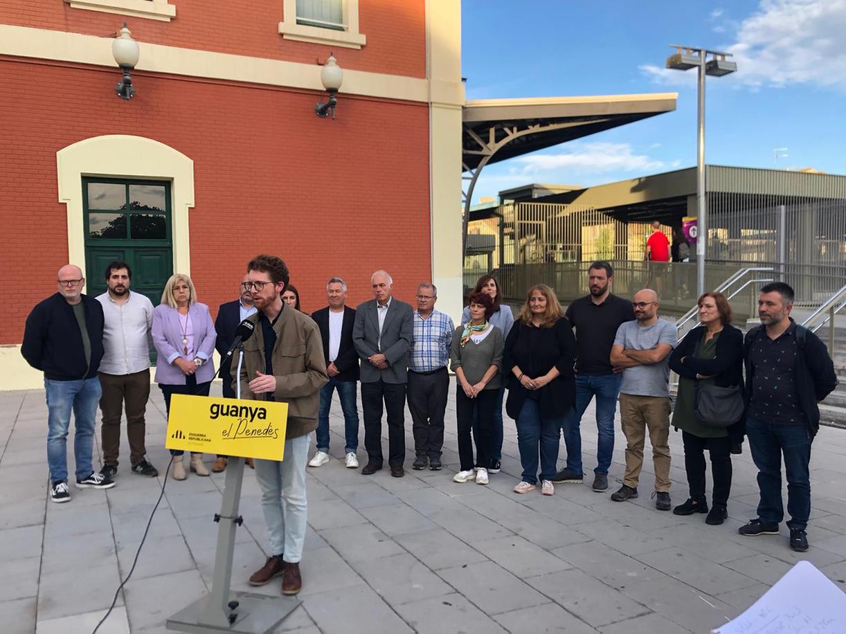 Els regidors d'ERC de l'Alt Penedès a l'estació de Vilafranca . Eix