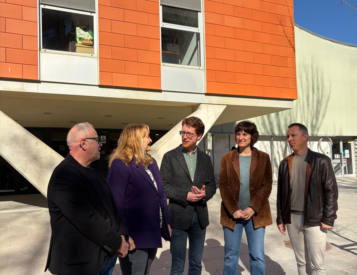 Els regidors d'ERC en roda de premsa davant els jutjats de Vilafranca. Eix