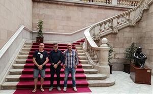 Els representatnts de Xarxa Vendrellenca i Abocadors Baix Penedès amb el diputat Lluís Mijoler al Parlament . Eix