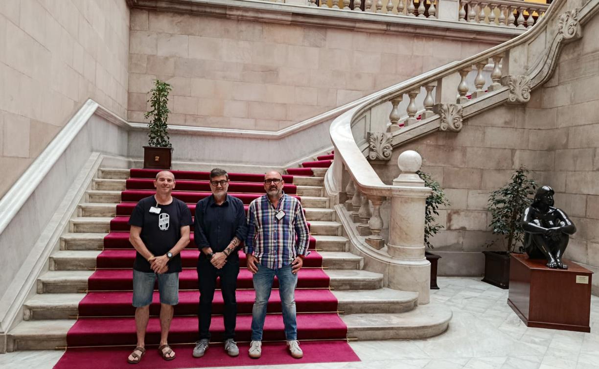 Els representatnts de Xarxa Vendrellenca i Abocadors Baix Penedès amb el diputat Lluís Mijoler al Parlament . Eix