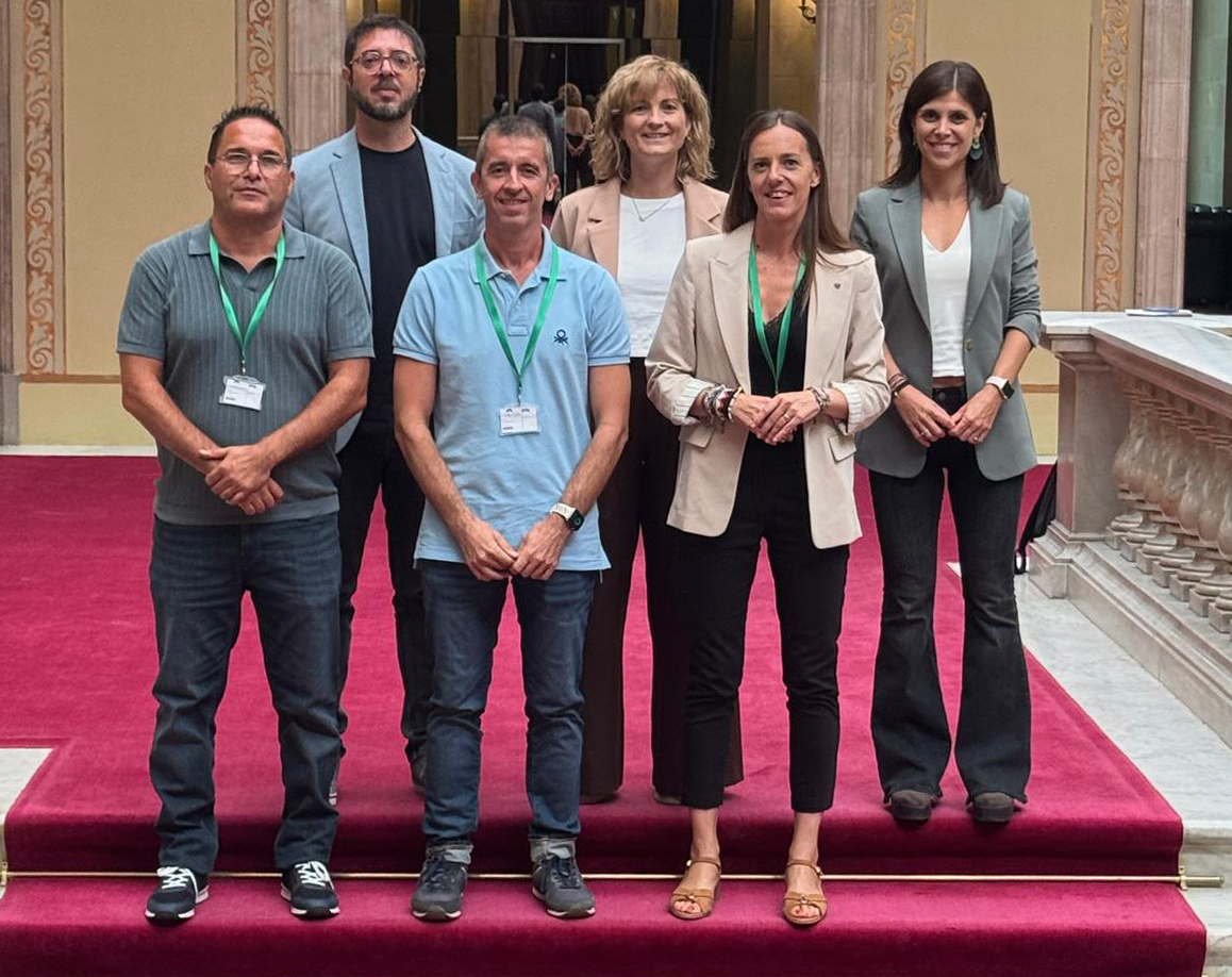 Els representats de la Federació d’ERC Baix Penedès al Parlament . Eix