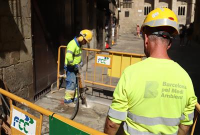 Els sindicats demanen canvis “importants” d'organització i horaris per fer front a la calor extrema a la feina. EIX