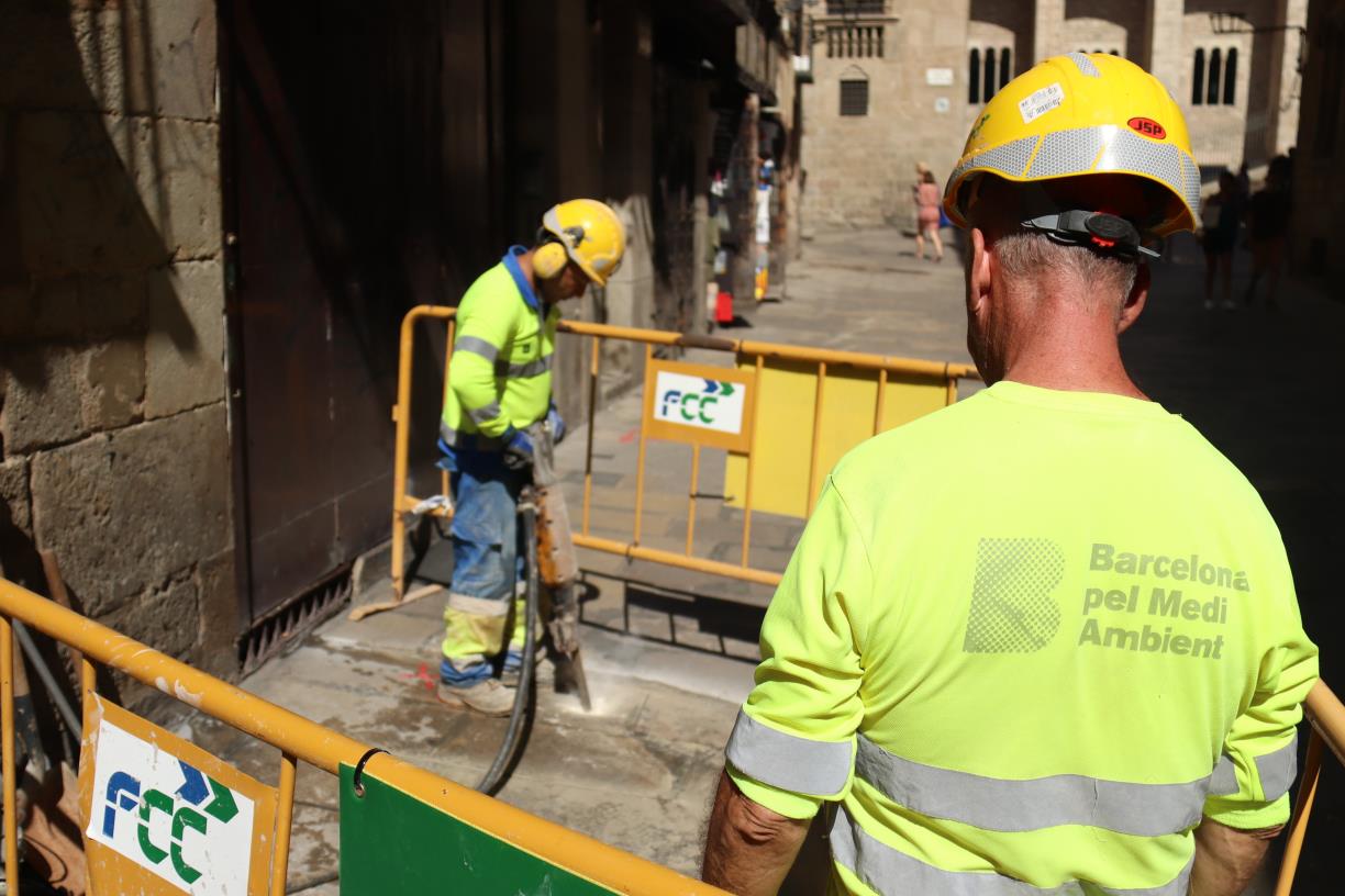 Els sindicats demanen canvis “importants” d'organització i horaris per fer front a la calor extrema a la feina. EIX