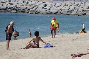 Els socorristes alerten d'un excés de confiança a les platges