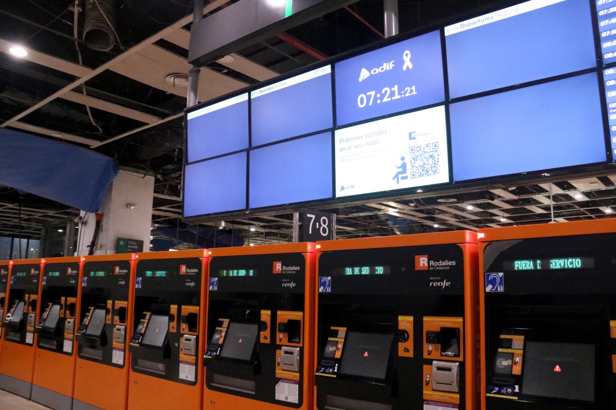 Els trens Rodalies segueixen sense circular a primera hora del matí i Renfe recomana utilitzar transport alternatiu. ACN