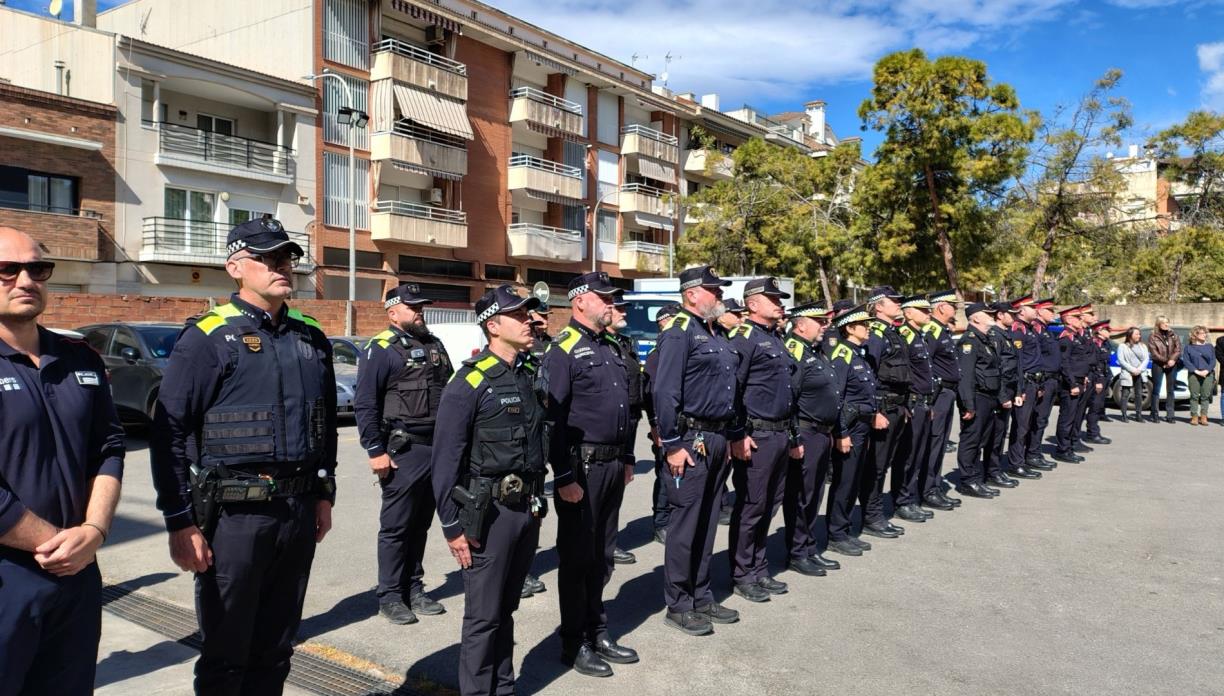 Emotiu minut de silenci a la prefectura de la Policia Local en record de Sebastià Rodríguez. Ajuntament de Vilanova